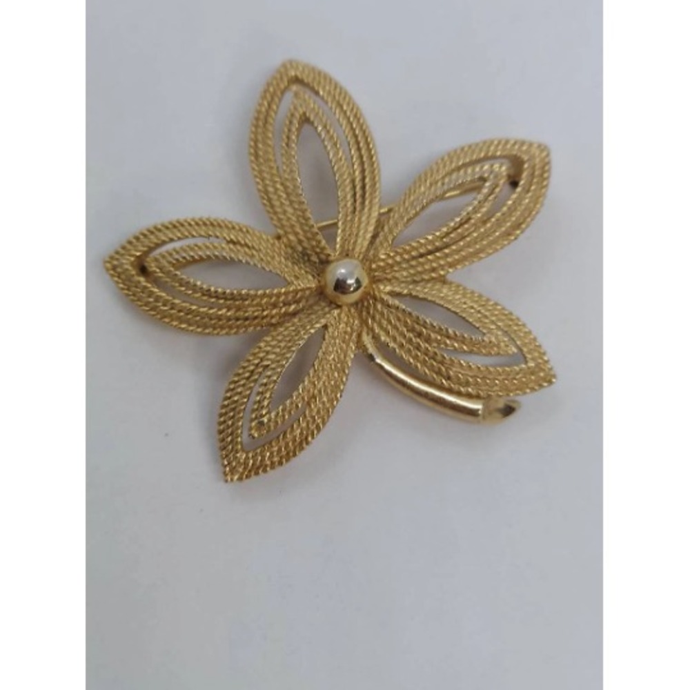 vintage crown trifari flower brooch gold